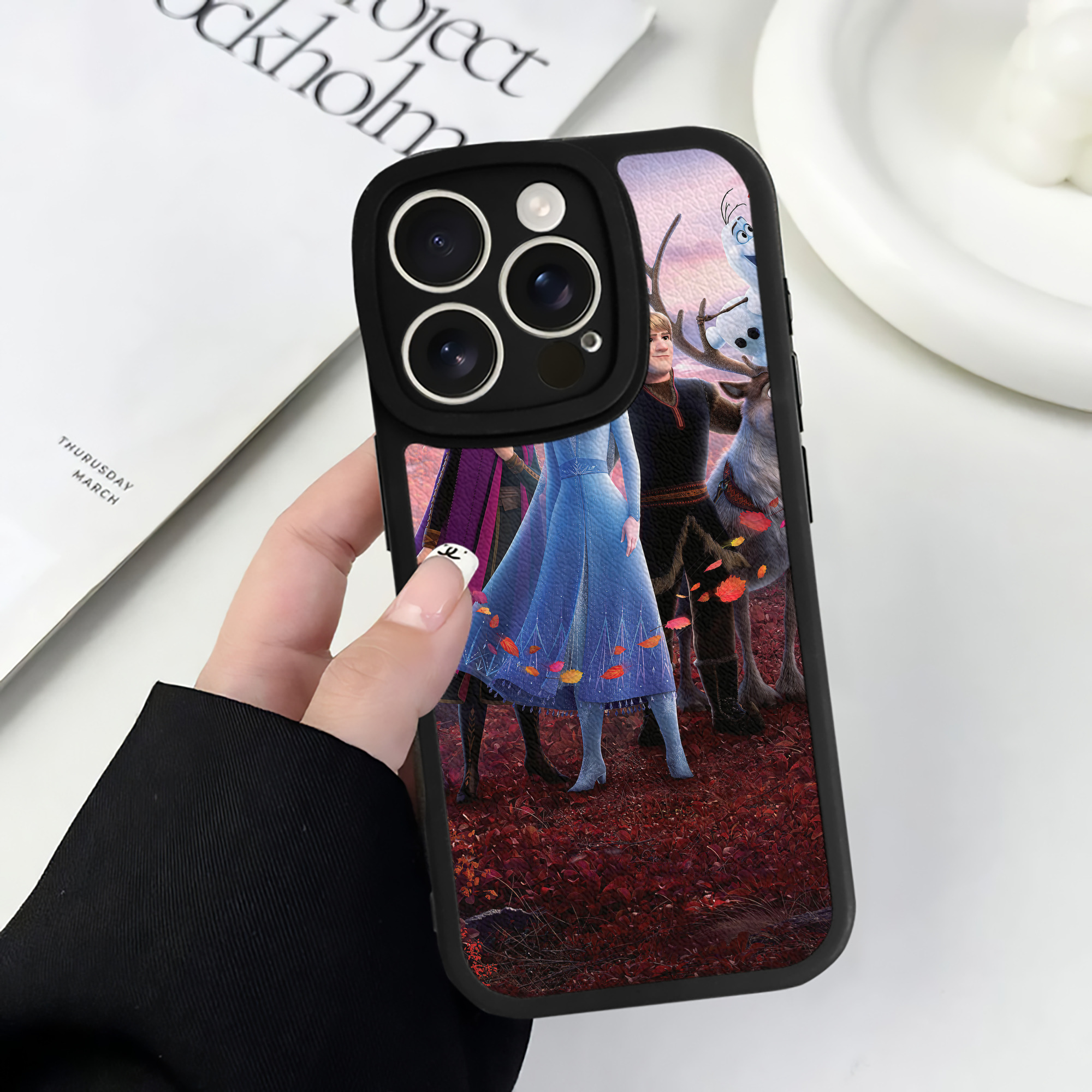 （画像用） アナと雪の女王 アンナ エルサ Frozen Anna Elsa 【iPhone 16シリーズ対応】シリコンスマホケース（レザー調） 材質：シリコン